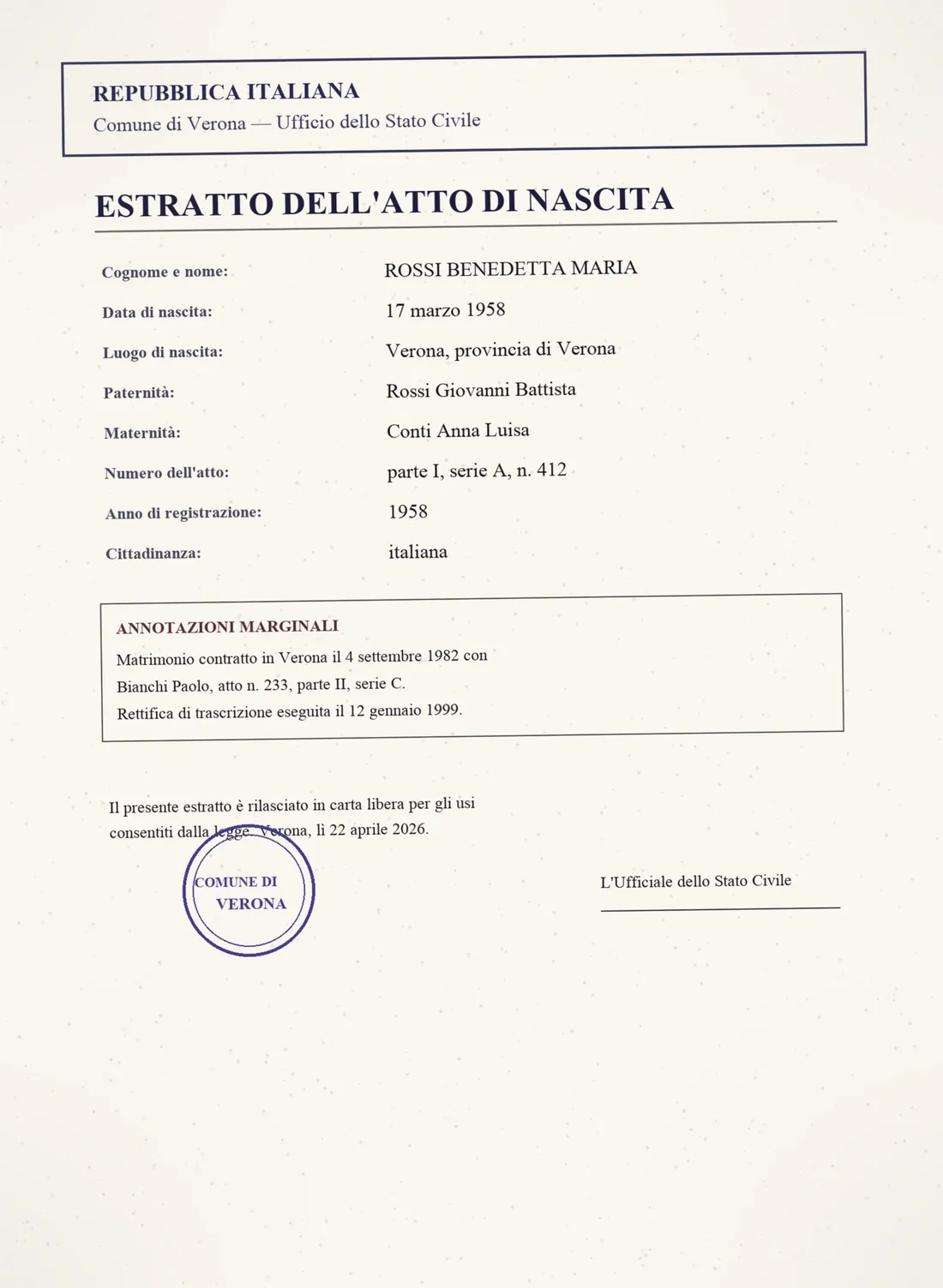 Eine italienische Geburtsurkunde, fotografiert statt gescannt. Der gerahmte Kopf, das Feldraster, die Randvermerke und das Rundsiegel behalten ihre Position. — Original